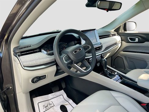 Certified 2022 Jeep Compass Latitude image 9