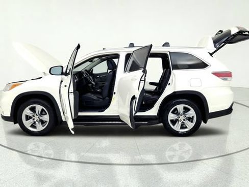 Used 2015 Toyota Highlander Limited Platinum FWD image 15