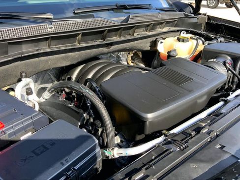 Used 2025 Chevrolet Suburban LT RWD image 32