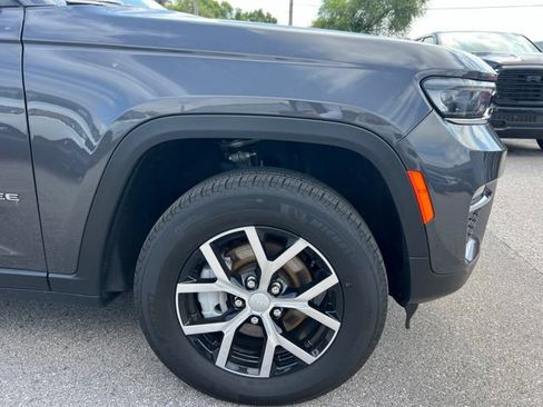 Used 2024 Jeep Grand Cherokee Limited AWD/4WD image 10
