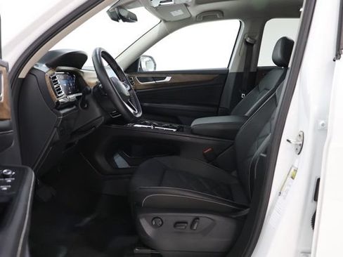 Used 2025 Volkswagen Atlas SE FWD image 17