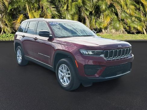 Used 2025 Jeep Grand Cherokee Laredo X w/ Luxury Tech Group I AWD/4WD image 2