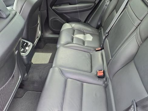 Used 2022 Volvo XC60 B5 Inscription image 10