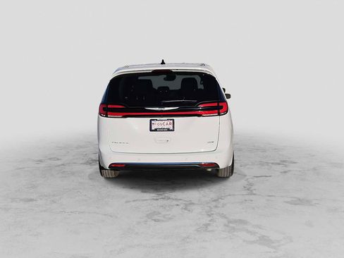 Used 2024 Chrysler Pacifica Touring-L image 7