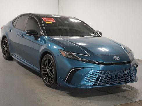 Used 2025 Toyota Camry XSE FWD image 3