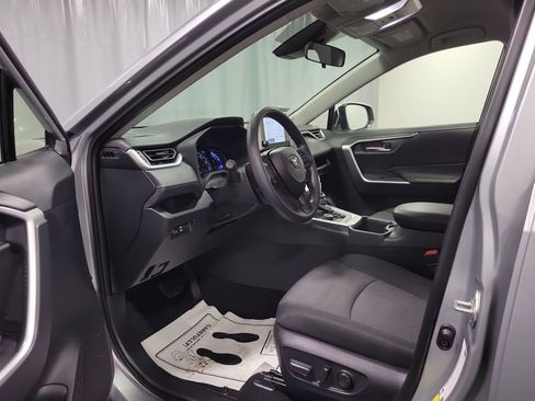 Used 2025 Toyota RAV4 XLE image 12