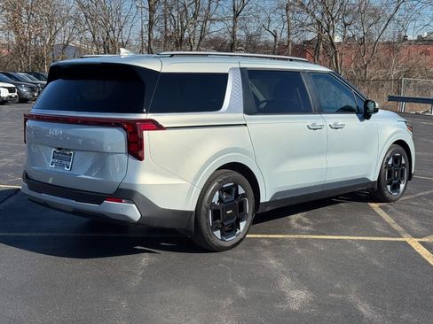 Used 2025 Kia Carnival EX image 4