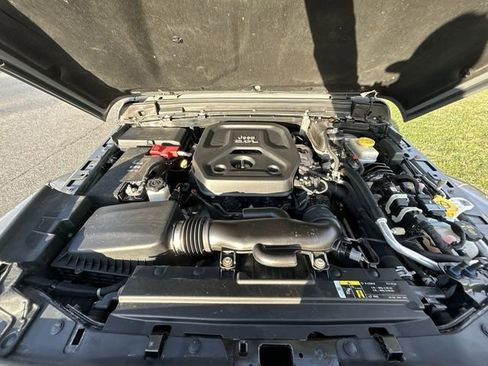 Used 2018 Jeep Wrangler Unlimited Sahara image 14