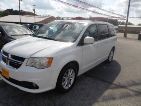 Used 2019 Dodge Grand Caravan SXT FWD image 3