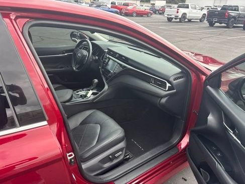 Used 2018 Toyota Camry XLE FWD image 12