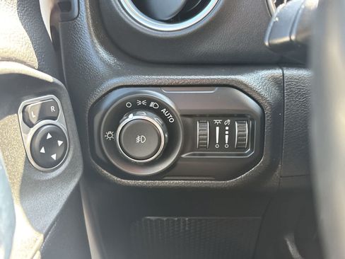 Used 2022 Jeep Wrangler Unlimited Sahara w/ Safety Group AWD/4WD image 16