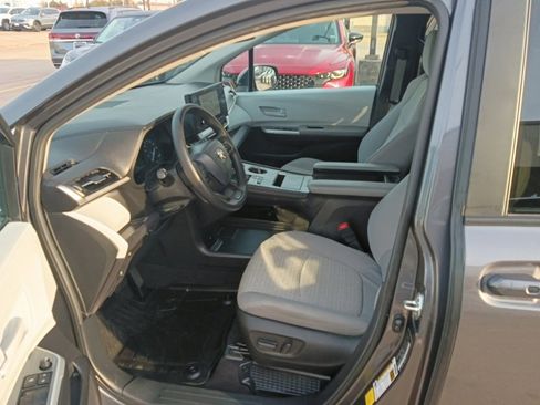 Used 2025 Toyota Sienna LE image 9