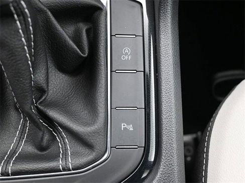 Certified 2025 Volkswagen Taos SE image 24