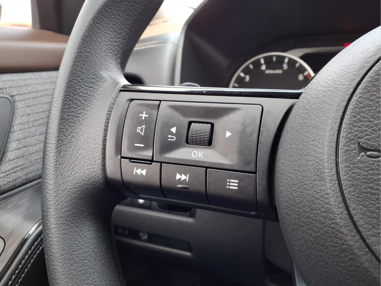 Used 2023 Nissan Rogue SV FWD image 21