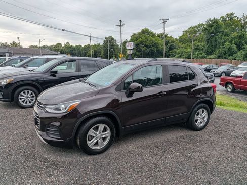 Used 2021 Chevrolet Trax LT w/ Driver Confidence Package FWD image 2