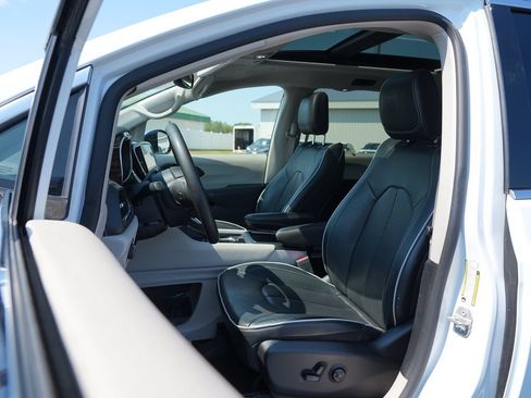 Used 2023 Chrysler Pacifica Limited FWD image 12