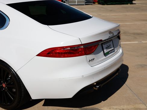 Used 2018 Jaguar XF Prestige image 34