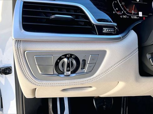 Used 2022 BMW 740i w/ M Sport Package image 32