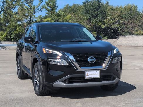 Certified 2021 Nissan Rogue SV image 3