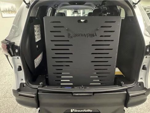 Used 2026 Toyota Sienna LE image 14