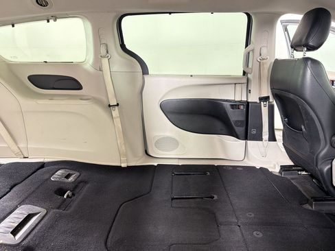 Used 2019 Chrysler Pacifica Touring-L image 22