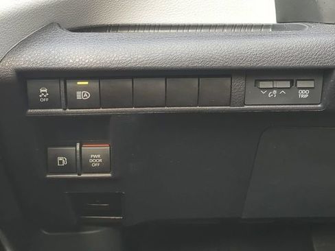 Used 2025 Toyota Sienna LE FWD image 26
