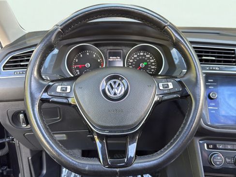 Used 2019 Volkswagen Tiguan SE w/ Panoramic Sunroof Package FWD image 16