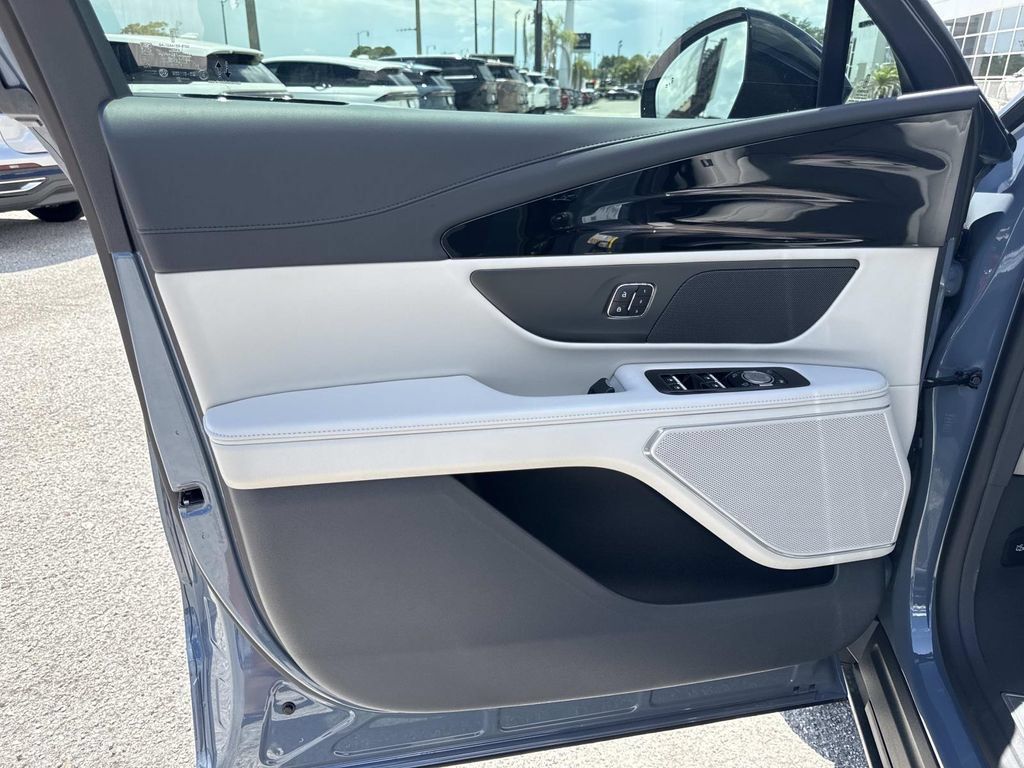 New 2026 Lincoln Nautilus Premier AWD/4WD image 18
