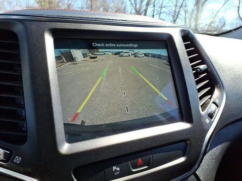 Used 2019 Jeep Cherokee Trailhawk w/ Cold Weather Group image 24