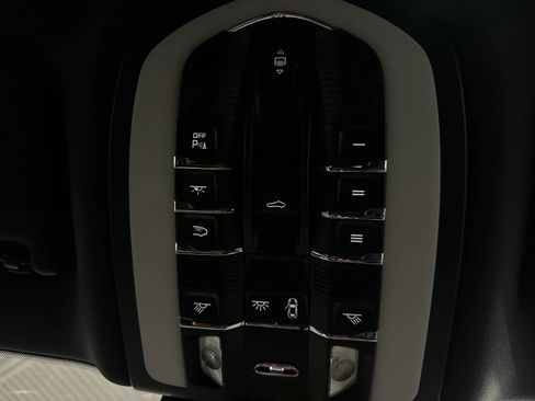 Used 2023 Porsche Macan Turbo AWD/4WD image 45