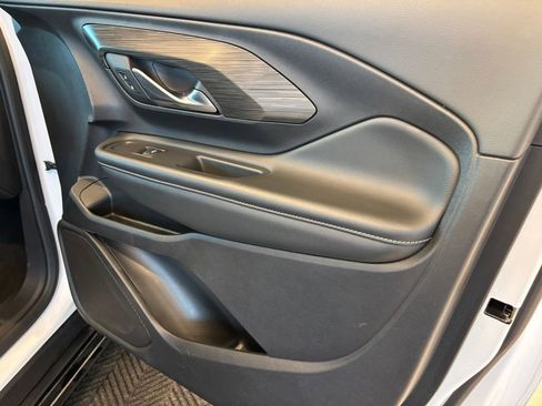 Used 2024 GMC Terrain SLT image 24