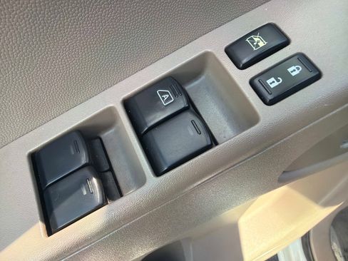 Used 2012 Nissan Frontier SV image 18