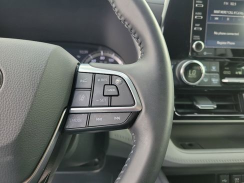 Used 2021 Toyota Highlander XLE image 23