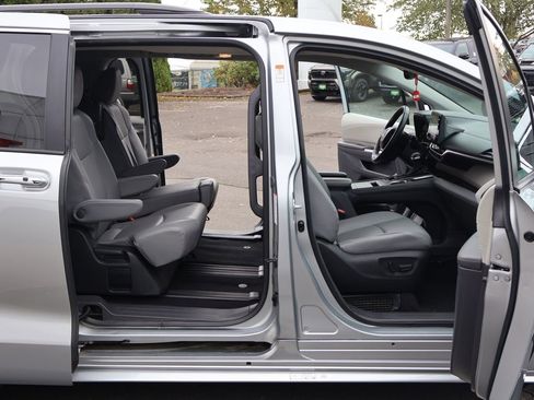 Used 2024 Toyota Sienna XLE image 30