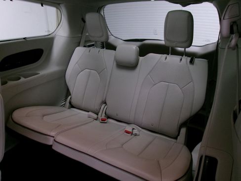 Used 2020 Chrysler Pacifica Limited image 12