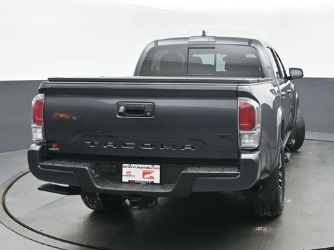 Used 2022 Toyota Tacoma TRD Sport image 4