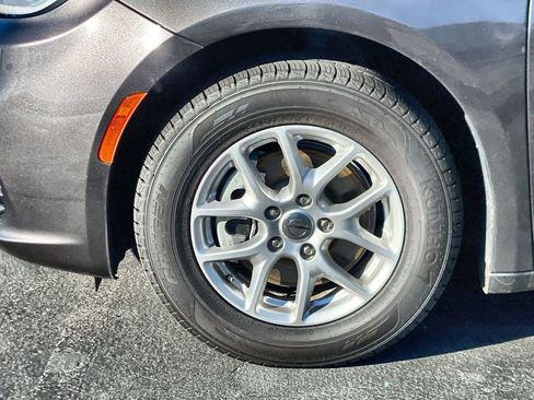Used 2023 Chrysler Pacifica Touring-L FWD image 32