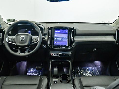 Certified 2025 Volvo XC40 B5 Core w/ Protection Package Premier image 16