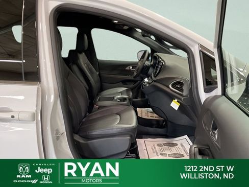 New 2026 Chrysler Pacifica Select image 46