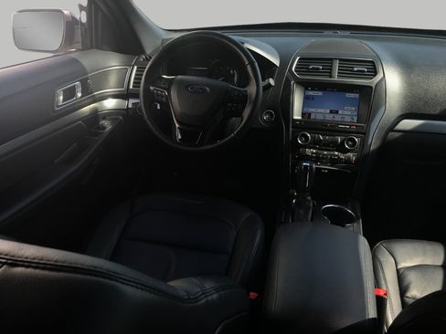 Used 2018 Ford Explorer XLT w/ Equipment Group 202A image 6