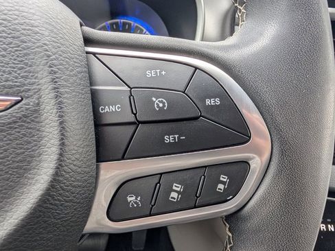 Used 2023 Chrysler Pacifica Touring-L FWD image 29