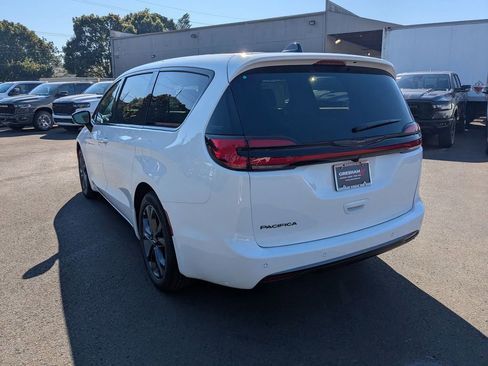 New 2026 Chrysler Pacifica Select image 5