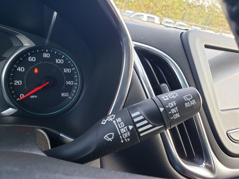 Used 2022 Chevrolet Equinox LT w/ Driver Convenience Package image 18