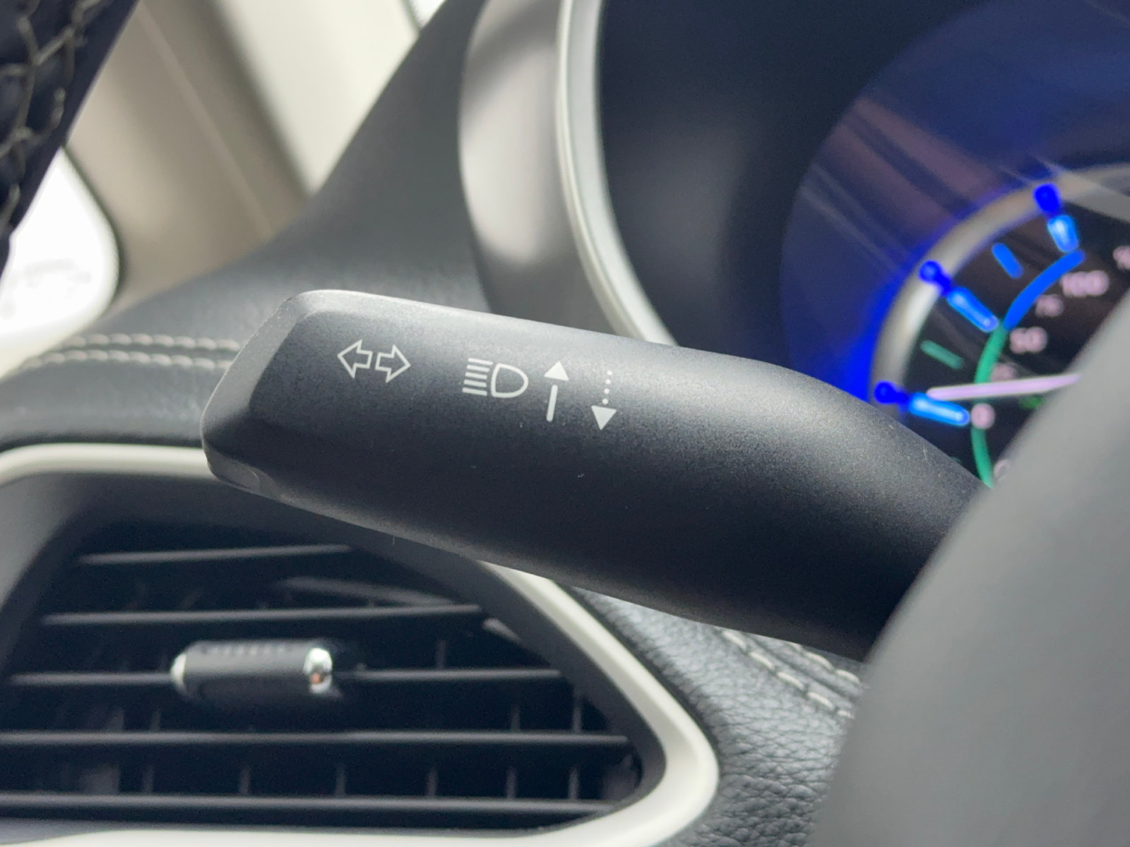 Used 2023 Chrysler Pacifica Touring-L FWD image 30