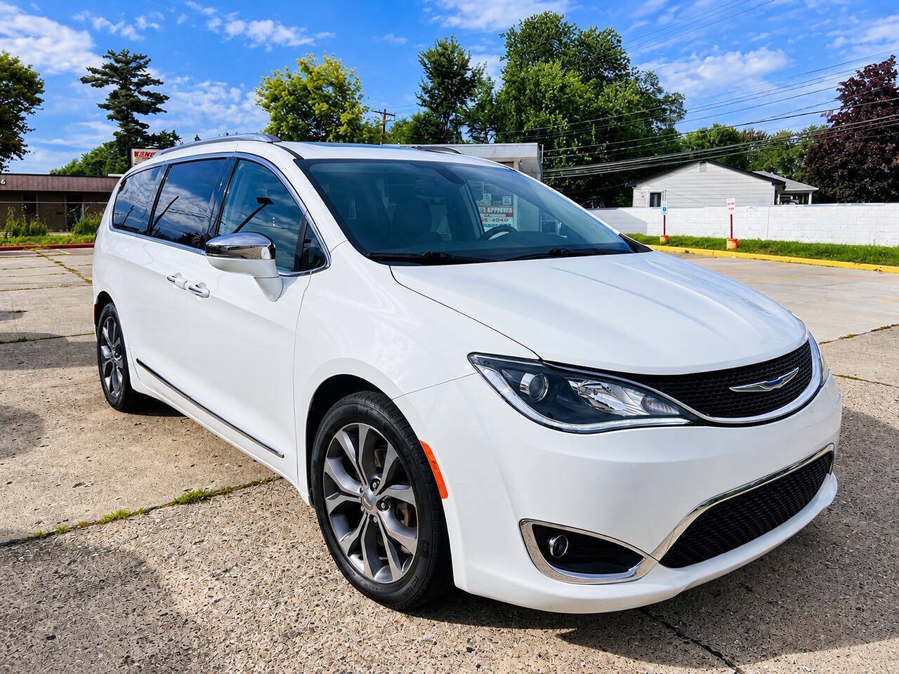 Used 2018 Chrysler Pacifica Limited w/ Tire & Wheel Group FWD image 4