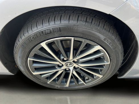 Certified 2022 Lexus ES 300h w/ Premium Package image 13