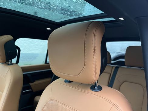 Used 2023 Land Rover Defender 110 image 13