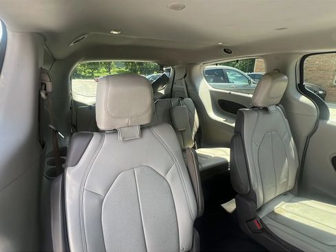 Used 2018 Chrysler Pacifica Touring-L Plus FWD image 16