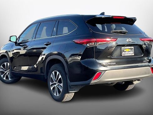 Used 2020 Toyota Highlander XLE image 11
