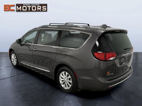Used 2018 Chrysler Pacifica Touring-L FWD image 4